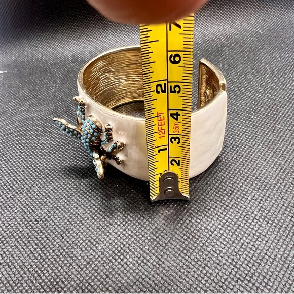 RARE VTG KENNETH JAY LANE WHITE ENAMEL HINGED BLUE TURQUOISE BEE CUFF BRACELET - Picture 7 of 7